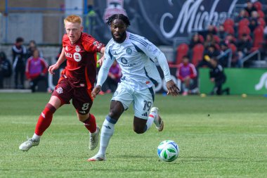 Toronto, ON, Kanada - 15 Mart 2025: # 19 Jonathan Bamba Chicago İtfaiye FC Toronto FC 'li Matty Longstaff' ın yanından BMO Field 'da oynanan MLS maçında geçiyor. Sayı 1: 2, Chicago İtfaiyesi kazandı.)