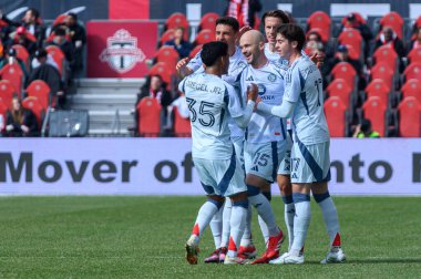 Toronto, ON, Kanada - 15 Mart 2025: # 15 Chicago Fire FC 'den Andrew Gutman BMO Field' da Toronto FC 'ye karşı oynadığı maçta gol attıktan sonra takım arkadaşlarıyla kutluyor. Sayı 1: 2, Chicago İtfaiyesi kazandı.)