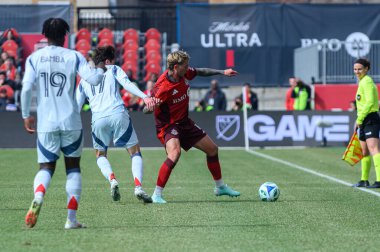 Toronto, ON, Kanada - 15 Mart 2025: Federico Bernardeschi (# 10), Toronto FC forveti, Brian Gutirrez (# 17) Chicago Fire FC 'nin baskısı altında topu kontrol ederken, Jonathan Bamba (# 19) BMO Field' daki MLS karşılaşmasında oyunu gözlemler...