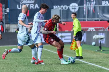 Toronto, ON, Kanada - 15 Mart 2025: Federico Bernardeschi (# 10), Toronto FC forveti, Brian Gutirrez (# 17) Chicago Fire FC 'nin baskısı altında topu kontrol ederken, Jonathan Bamba (# 19) BMO Field' daki MLS karşılaşmasında oyunu gözlemler...