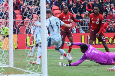 Toronto, ON, Kanada - 15 Mart 2025: # 9 Chicago Fire FC 'den Hugo Cuypers, BMO Field' da oynanan MLS maçında Toronto FC 'den Sean Johnson' ı geçti. Sayı 1: 2, Chicago İtfaiyesi kazandı.)