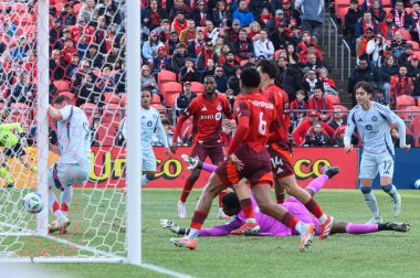 Toronto, ON, Kanada - 15 Mart 2025: # 9 Chicago Fire FC 'den Hugo Cuypers, BMO Field' da oynanan MLS maçında Toronto FC 'den Sean Johnson' ı geçti. Sayı 1: 2, Chicago İtfaiyesi kazandı.)