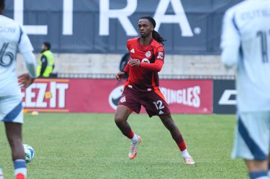Toronto, ON, Kanada - 15 Mart 2025: Zane Monlouis # 12 Toronto FC defans oyuncusu MLS maçında BMO Field 'da Chicago Fire FC' ye karşı top ile ilerliyor. Rakip oyuncular ön planda görülür. Sayı 1: 2, Chicago İtfaiyesi kazandı.)