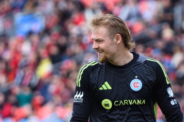 Toronto, ON, Kanada - 15 Mart 2025: 1 Chicago Fire FC kalecisi Chris Brady, BMO Field 'da Toronto FC' ye karşı oynanan maçta odaklanmıştır. Sayı 1: 2, Chicago İtfaiyesi kazandı.)