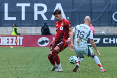 Toronto, ON, Kanada - 15 Mart 2025: Theo Corbeanu # 7 forvet Toronto FC ve Andrew Gutman # 15 savunma oyuncusu MLS maçında Toronto FC - Chicago Fire FC arasındaki MLS maçını kazandı (Mağaza 1: 2 Chicago Fire FC kazandı)