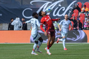 Toronto, ON, Kanada - 15 Mart 2025: # 19 Jonathan Bamba Chicago Fire FC 'den Toronto FC' den # 6 Kosi Thompson ile BMO Field 'da oynanan maçta topu kontrol ediyor. Sayı 1: 2, Chicago İtfaiyesi kazandı.)