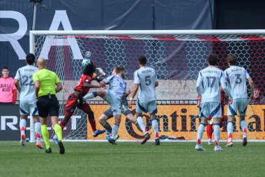 Toronto FC ve Chicago Fire FC arasında oynanan MLS maçında her iki takımın oyuncuları da top için BMO Field 'da mücadele ediyor. Sayı 1: 2, Chicago İtfaiyesi kazandı.)