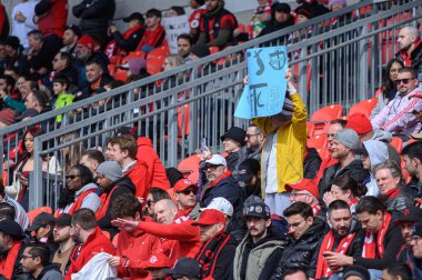 Toronto, ON, Kanada - 15 Mart 2025: Toronto FC taraftarı BMO Field 'daki Chicago Fire FC maçında tribünlere el yapımı bir tabela asıyor. Sayı 1: 2, Chicago İtfaiyesi kazandı.)