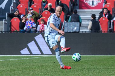 Toronto, ON, Kanada - 15 Mart 2025: Chicago İtfaiye FC 'nin 15 numaralı savunucusu BMO Field' da Toronto FC 'ye karşı oynanan maçta topu kontrol ediyor. Sayı 1: 2, Chicago İtfaiyesi kazandı.)