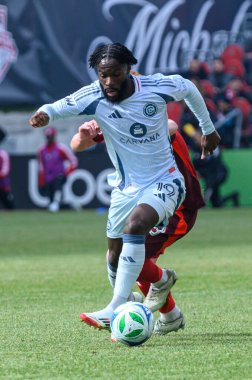 Toronto, ON, Kanada - 15 Mart 2025: # 19 Jonathan Bamba Chicago İtfaiye FC Toronto FC 'li Matty Longstaff' ın yanından BMO Field 'da oynanan MLS maçında geçiyor. Sayı 1: 2, Chicago İtfaiyesi kazandı.)