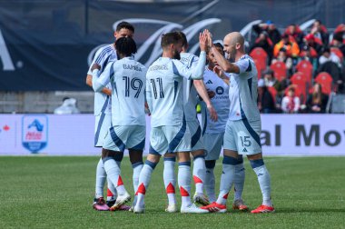 Toronto, ON, Kanada - 15 Mart 2025: # 15 Chicago Fire FC 'den Andrew Gutman BMO Field' da Toronto FC 'ye karşı oynadığı maçta gol attıktan sonra takım arkadaşlarıyla kutluyor. Sayı 1: 2, Chicago İtfaiyesi kazandı.)