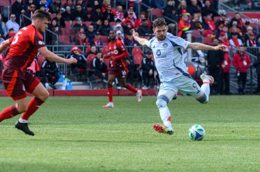 Toronto, ON, Kanada - 15 Mart 2025: Toronto FC 'den # 5 Kevin Long, Chicago Fire FC' den Hugo Cuypers 'ın BMO Field' daki MLS maçında attığı şutu blokladı. Sayı 1: 2, Chicago İtfaiyesi kazandı.)