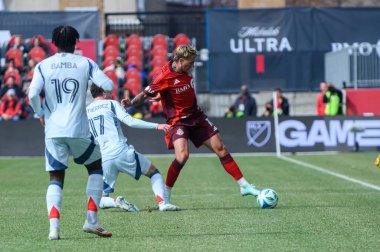 Toronto, ON, Kanada - 15 Mart 2025: Federico Bernardeschi (# 10), Toronto FC forveti, Brian Gutirrez (# 17) Chicago Fire FC 'nin baskısı altında topu kontrol ederken, Jonathan Bamba (# 19) BMO Field' daki MLS karşılaşmasında oyunu gözlemler...