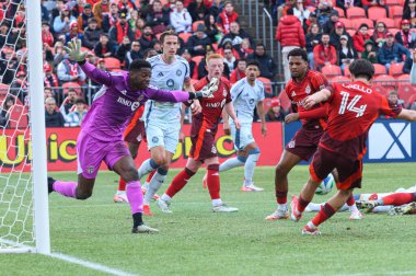 Toronto, ON, Kanada - 15 Mart 2025: # 9 Chicago Fire FC 'den Hugo Cuypers, BMO Field' da oynanan MLS maçında Toronto FC 'den Sean Johnson' ı geçti. Sayı 1: 2, Chicago İtfaiyesi kazandı.)