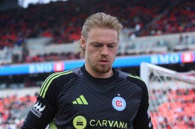 Toronto, ON, Kanada - 15 Mart 2025: 1 Chicago Fire FC kalecisi Chris Brady, BMO Field 'da Toronto FC' ye karşı oynanan maçta odaklanmıştır. Sayı 1: 2, Chicago İtfaiyesi kazandı.)