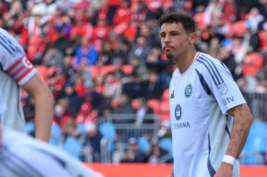 Toronto, ON, Kanada - 15 Mart 2025: Samuel Rogers # 5, Chicago Fire FC 'nin savunucusu, MLS maçında Toronto FC ile BMO Field maçında sahada. Kırmızılı kalabalık arka plandaki stadyumu dolduruyor. Sayı 1: 2, Chicago İtfaiyesi kazandı.)