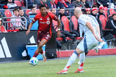 Toronto, ON, Kanada - 15 Mart 2025: Toronto FC 'den Kosi Thompson (# 6), BMO Field' da oynanan MLS maçında Chicago Fire FC 'nin 15 numaralı savunucusu Andrew Gutman tarafından yakından işaretlenen kenar çizgisinde topu sürüyor. Sayı: 1-2, Chicago İtfaiye FC kazandı.)