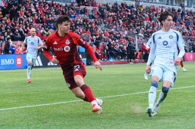 Toronto, Kanada - 15 Mart 2025: Toronto FC 'den Markus Cimermancic # 71 topu kontrol ederken, Chicago Fire FC defans oyuncuları tarafından BMO Field' da yakından takip ediliyor. 1: 2 Chicago İtfaiyesi kazandı.)
