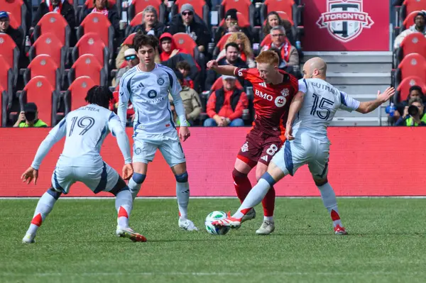 Toronto, ON, Kanada - 15 Mart 2025: # 8 Toronto FC oyuncusu Matty Longstaff BMO Field 'da oynanan MLS maçı sırasında Chicago Fire FC oyuncularına karşı mal bulundurmak için dövüşür. 1: 2 Chicago İtfaiyesi kazandı.)