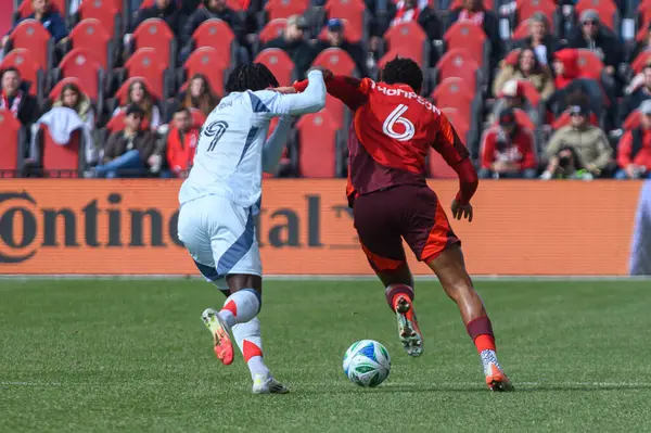 Toronto, ON, Kanada - 15 Mart 2025: Hugo Cuypers # 9 ileri Chicago Fire FC ve Kosi Thompson # 6 orta saha Toronto FC 'de BMO Field' da oynanan maçta yüksek yoğunluklu bir anda ele geçirme mücadelesi verdi. Sayı 1: 2, Chicago İtfaiyesi kazandı.)
