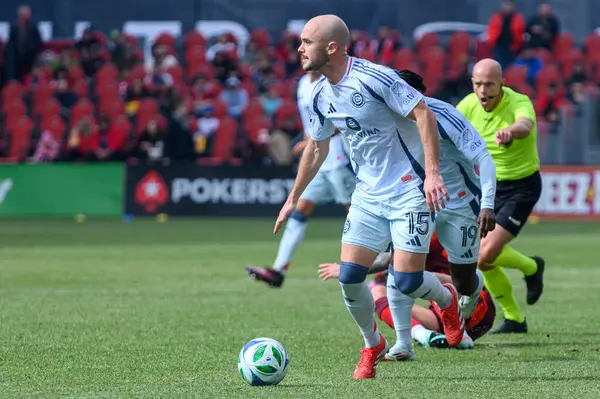 Toronto, ON, Kanada - 15 Mart 2025: Andrew Gutman # 15 Chicago Fire FC savunucusu BMO Field 'da Toronto FC-Chicago Fire FC arasında oynanan maçta topla hareket etti (1: 2 Chicago Fire FC kazandı))