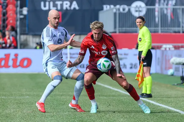 Toronto, ON, Kanada - 15 Mart 2025: # 10 Federico Bernardeschi Toronto FC 'de Chicago İtfaiye FC' den # 15 Andrew Gutman 'a karşı BMO Field' da oynanan MLS maçında mücadele etti. Sayı 1: 2, Chicago İtfaiyesi kazandı.)