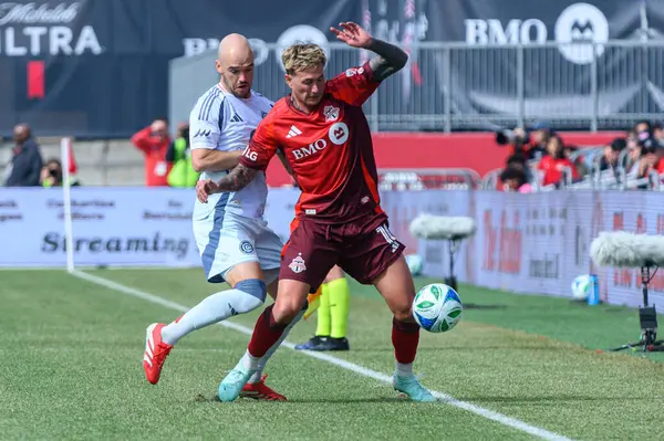Toronto, ON, Kanada - 15 Mart 2025: # 10 Federico Bernardeschi Toronto FC 'de Chicago İtfaiye FC' den # 15 Andrew Gutman 'a karşı BMO Field' da oynanan MLS maçında mücadele etti. Sayı 1: 2, Chicago İtfaiyesi kazandı.)