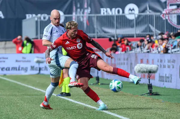Toronto, ON, Kanada - 15 Mart 2025: # 10 Federico Bernardeschi Toronto FC 'de Chicago İtfaiye FC' den # 15 Andrew Gutman 'a karşı BMO Field' da oynanan MLS maçında mücadele etti. Sayı 1: 2, Chicago İtfaiyesi kazandı.)