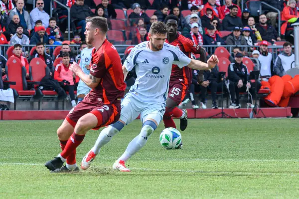 Toronto, ON, Kanada - 15 Mart 2025: Kevin Long (# 5), Toronto FC 'nin savunucusu, Hugo Cuypers' a (# 9) Chicago Fire FC forveti, BMO Field 'da oynanan maçta uyuşturucu bulundurmaktan meydan okuyor. Sayı 1: 2, Chicago İtfaiyesi kazandı.)