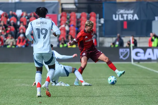Toronto, ON, Kanada - 15 Mart 2025: Federico Bernardeschi (# 10), Toronto FC forveti, Brian Gutirrez (# 17) Chicago Fire FC 'nin baskısı altında topu kontrol ederken, Jonathan Bamba (# 19) BMO Field' daki MLS karşılaşmasında oyunu gözlemler...