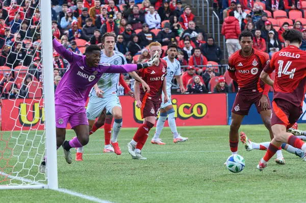 Toronto, ON, Kanada - 15 Mart 2025: # 9 Chicago Fire FC 'den Hugo Cuypers, BMO Field' da oynanan MLS maçında Toronto FC 'den Sean Johnson' ı geçti. Sayı 1: 2, Chicago İtfaiyesi kazandı.)