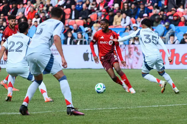 Toronto, ON, Kanada - 15 Mart 2025: Toronto FC 'den Tyrese Spicer # 16 Chicago Fire FC defans oyuncuları Gastn Gimnez # 6, Mauricio Pineda # 22 ve BMO Field' da oynanan MLS maçında # 35.