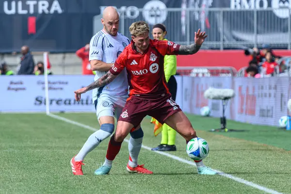 Toronto, ON, Kanada - 15 Mart 2025: # 10 Federico Bernardeschi Toronto FC 'de Chicago İtfaiye FC' den # 15 Andrew Gutman 'a karşı BMO Field' da oynanan MLS maçında mücadele etti. Sayı 1: 2, Chicago İtfaiyesi kazandı.)