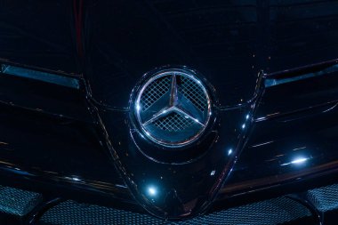 Toronto, ON, Kanada - 15 Mart 2025: Kanada Uluslararası Otomobil Fuarı sırasında siyah lüks bir arabanın ızgarasında bir Mercedes-Benz amblemi sergilendi.