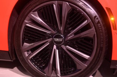 Toronto, ON, Kanada - 15 Mart 2025: Kanada Uluslararası Otomobil Fuarı sırasında kırmızı lüks bir arabanın direksiyonunda bir Cadillac amblemi sergilendi.