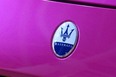 Toronto, ON, Kanada - 15 Mart 2025: Kanada Uluslararası Otomobil Fuarı sırasında pembe lüks bir spor arabanın çamurluğunda bir Maserati amblemi sergilendi.
