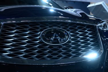 Toronto, ON, Kanada - 15 Mart 2025: Kanada Uluslararası Otomobil Fuarı 2025 sırasında lüks bir cipin krom ızgarasında bir Infiniti amblemi sergilenmektedir.