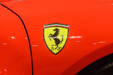 Toronto, ON, Kanada - 15 Mart 2025: Kanada Uluslararası Otomobil Fuarı sırasında kırmızı lüks bir spor arabanın çamurluğunda bir Ferrari amblemi sergilenmektedir..