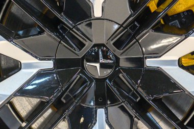 Toronto, ON, Kanada - 14 Şubat 2025: Kanada Uluslararası Otomobil Fuarı sırasında bir arabanın tekerinde PoleStar amblemi sergilenmektedir.