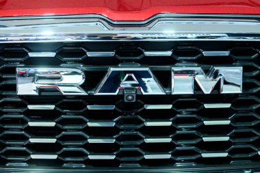 Toronto, ON, Kanada - 14 Şubat 2025: Kanada Uluslararası Otomobil Fuarı sırasında bir arabada bir RAM amblemi sergilendi
