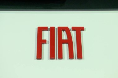 Toronto, ON, Kanada - 14 Şubat 2025: fiat 500 amblemi Kanada Uluslararası Otomobil Fuarı sırasında bir arabada sergilenmektedir..