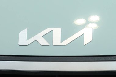 Toronto, ON, Kanada - 14 Şubat 2025: Kia amblemi Kanada Uluslararası Otomobil Fuarı sırasında bir arabada sergilendi.