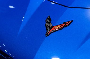 Toronto, ON, Kanada - 15 Mart 2025: Kanada Uluslararası Otomobil Fuarı 'nda çarpıcı mavi kaputta Chevrolet Corvette amblemine yakın çekim. Rozette kareli bir bayrak ve Chevrolet papyon logosu olan kırmızı bir bayrak yer alıyor..