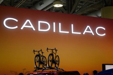 Toronto, ON, Kanada - 14 Şubat 2025: Kanada Uluslararası Otomobil Fuarı sırasında Cadillac amblemi pankartta sergilendi.