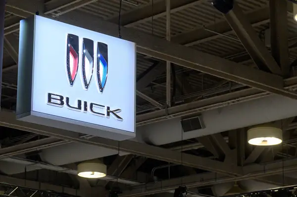 Toronto, ON, Kanada - 14 Şubat 2025: Buick amblemi Kanada Uluslararası Otomobil Fuarı 2025 yılındaki pankartta sergilenmektedir.