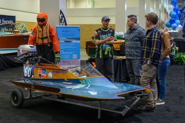 Toronto, ON, Kanada 9 Eylül 2024: Eski bir deniz uçağı ve yarış teçhizatı mankeni Toronto Uluslararası Tekne Fuarı 'nda Kanada Raceboat Hall of Fame tarafından sergilenmektedir...