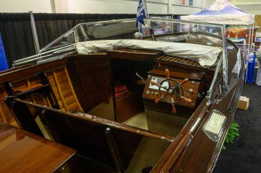 Toronto, ON, Kanada 9 Eylül 2024: 1959 Yüzyıl Tatil Köyü 'nün yenilenmiş dümeni ve iç mekanı Toronto Uluslararası Boat Show' da sergilenmektedir...