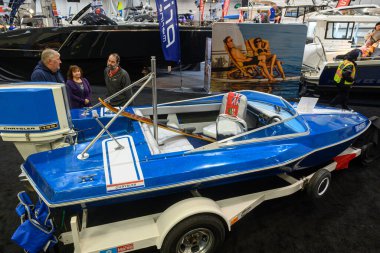 Toronto, ON, Kanada 9 Eylül 2024: Dış motorlu klasik mavi bir Chrysler sürat teknesi Toronto Uluslararası Boat Show 'da sergilenmektedir...