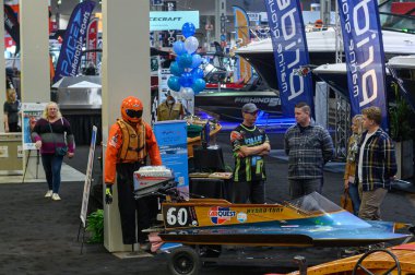 Toronto, ON, Kanada 9 Eylül 2024: Ziyaretçiler Toronto Uluslararası Tekne Fuarı sırasında Kanada Raceboat Hall of Fame 'de klasik bir deniz uçağı ve yarış teçhizatı etrafında toplandılar...