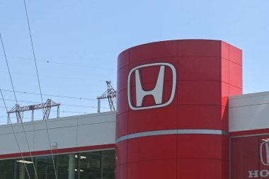 Ottawa, ON, Kanada - 22 Eylül 2025: Büyük bir Honda bayilik binası açık mavi gökyüzünün altında tanınabilir logosuyla belirgin bir şekilde duruyor.